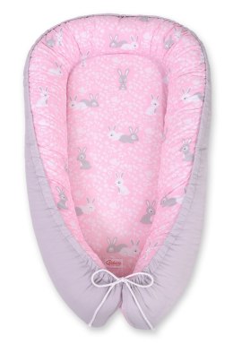 Kokon niemowlęcy dwustronny kojec otulacz Premium BOBONO- króliczki różowe/szary