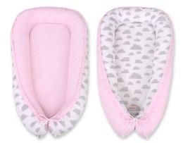 Kokon niemowlęcy dwustronny kojec otulacz Premium BOBONO- chmurki szare/różowy
